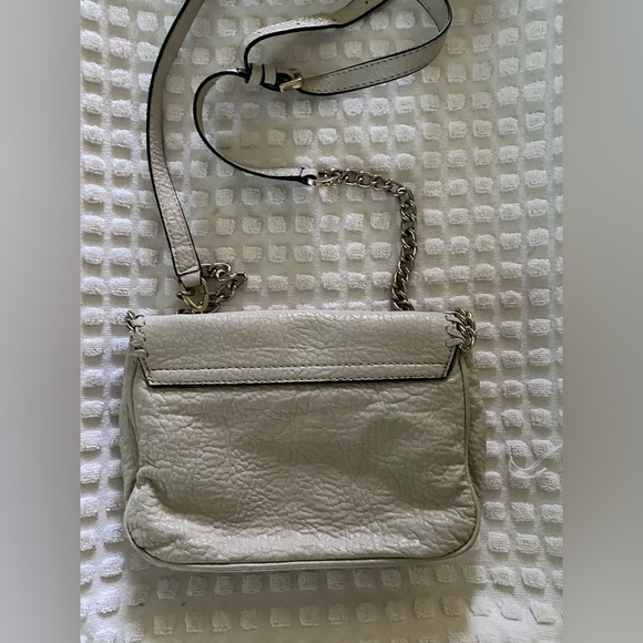 White Guess Crossbody Chain Purse - Picture 2 of 4